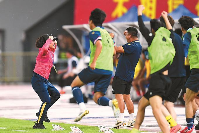 “苏超”赛场上的女主帅