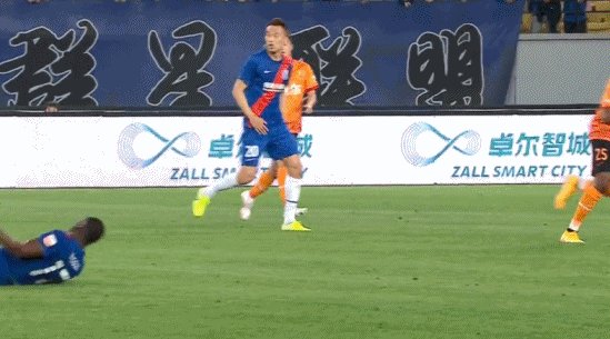 首红！赵宏略“废人式”飞踹巴索戈 中超新恶人诞生？